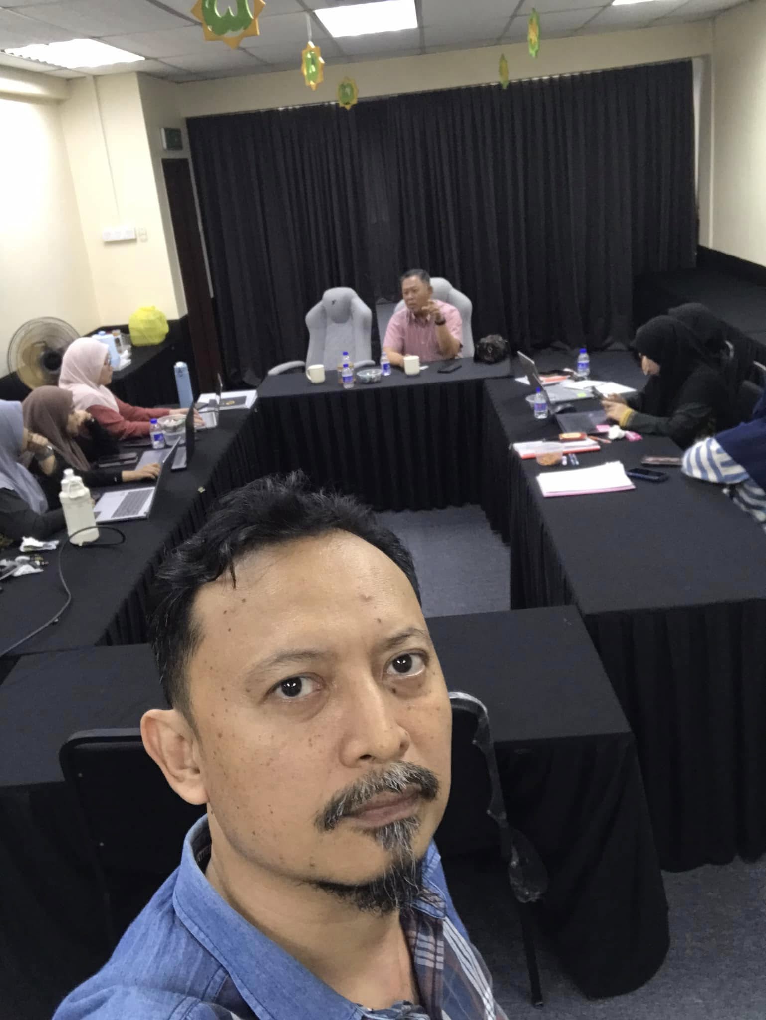 Sesi perundingan korporat bersama pasukan klien