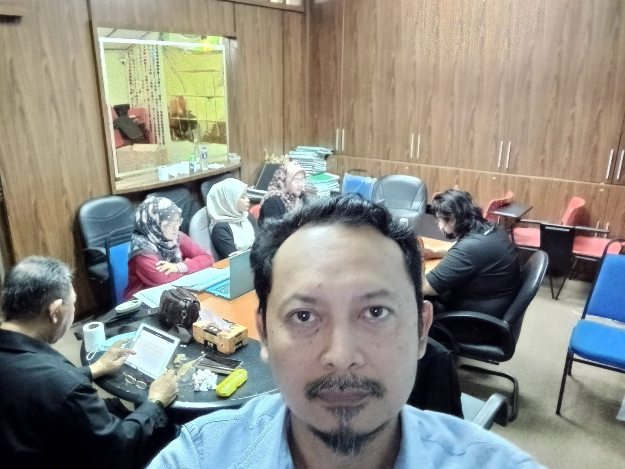 Sesi kerja bersama pasukan klien di pejabat