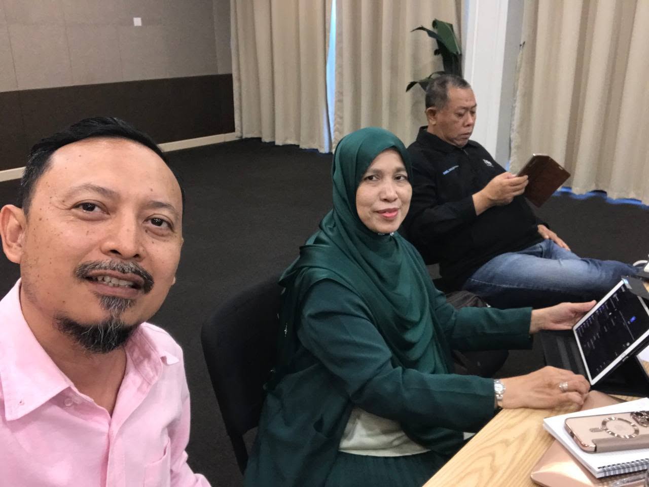 Perbincangan strategi bersama klien di bilik mesyuarat